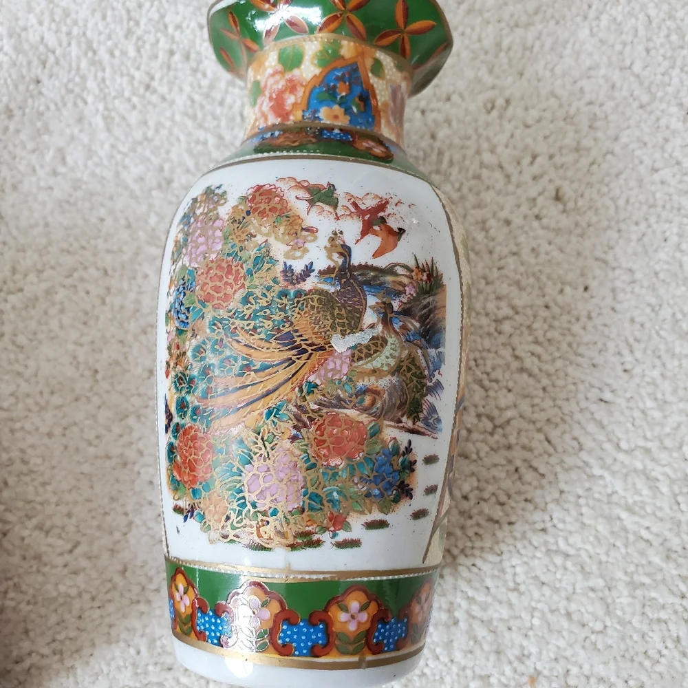 Vintage Pair of Asian Vases with scalloped top - Set of 2